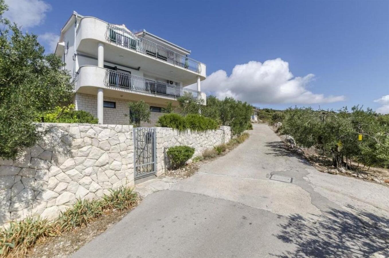 Apartments Mil - 80M From The Sea Севид Екстериор снимка